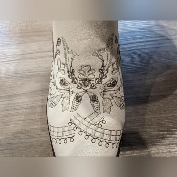 White rhinestone embroidered cowgirl boot. Multiple sizes
