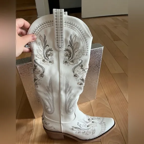 White rhinestone embroidered cowgirl boot. Multiple sizes