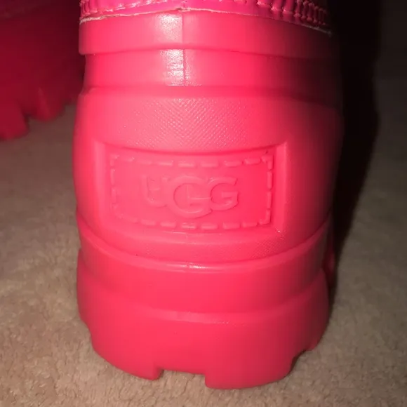 Women’s 9 UGG Super Coral Bright Pink Classic Brellah Mini Waterproof Boots NEW