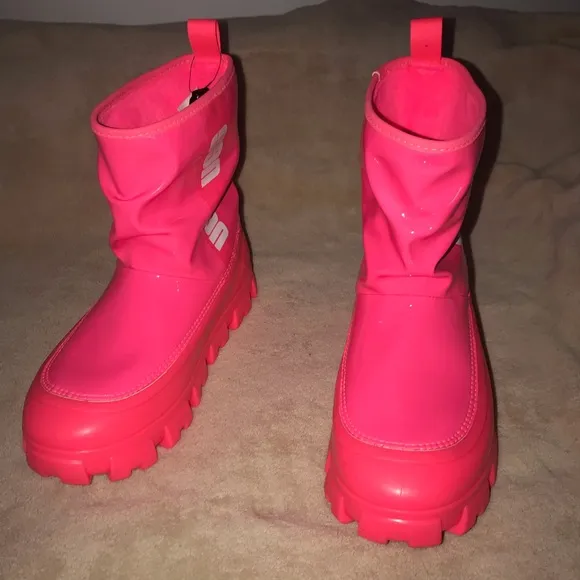 Women’s 9 UGG Super Coral Bright Pink Classic Brellah Mini Waterproof Boots NEW