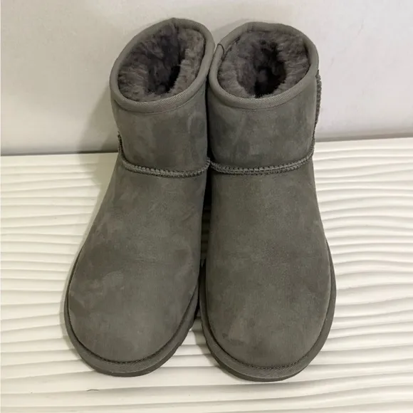 WOMEN'S UGG CLASSIC ULTRA MINI BOOTS