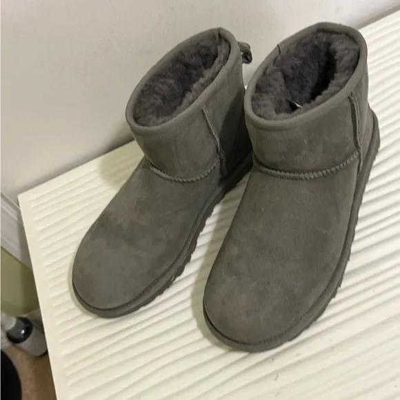 WOMEN'S UGG CLASSIC ULTRA MINI BOOTS