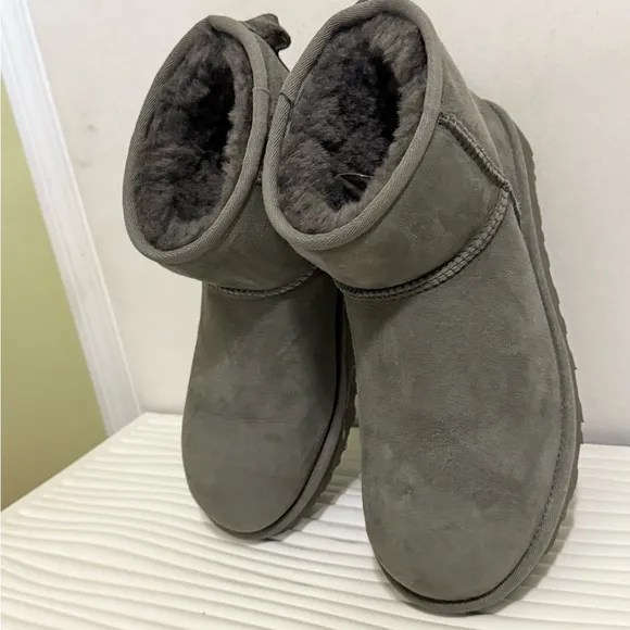 WOMEN'S UGG CLASSIC ULTRA MINI BOOTS