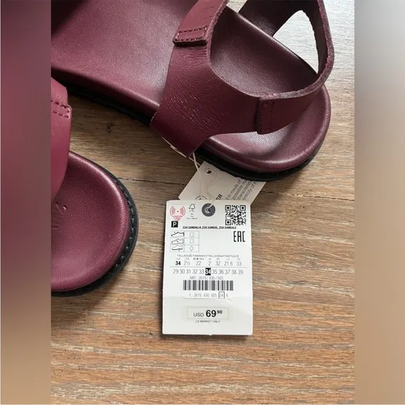 Zara kids, Maroon, leather sandals with buckle, size 2.5 ( 8.5 inches )