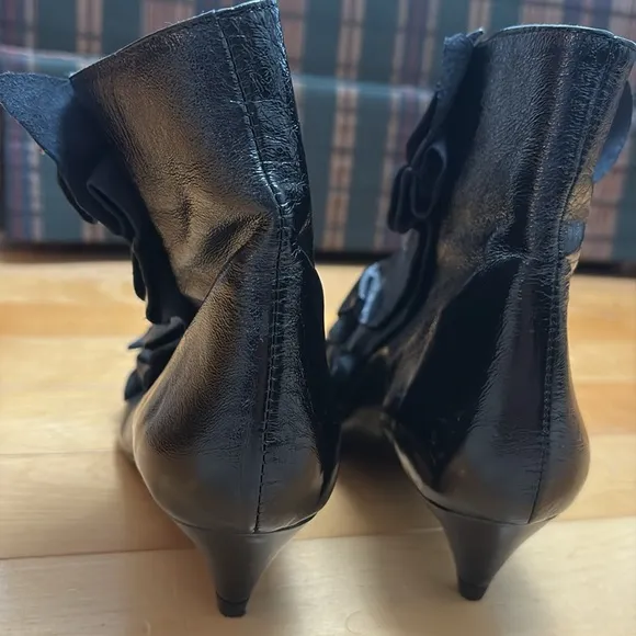 ZARA patent leather kitten heel pointed toe booties with front zipper &amp; ruffles!